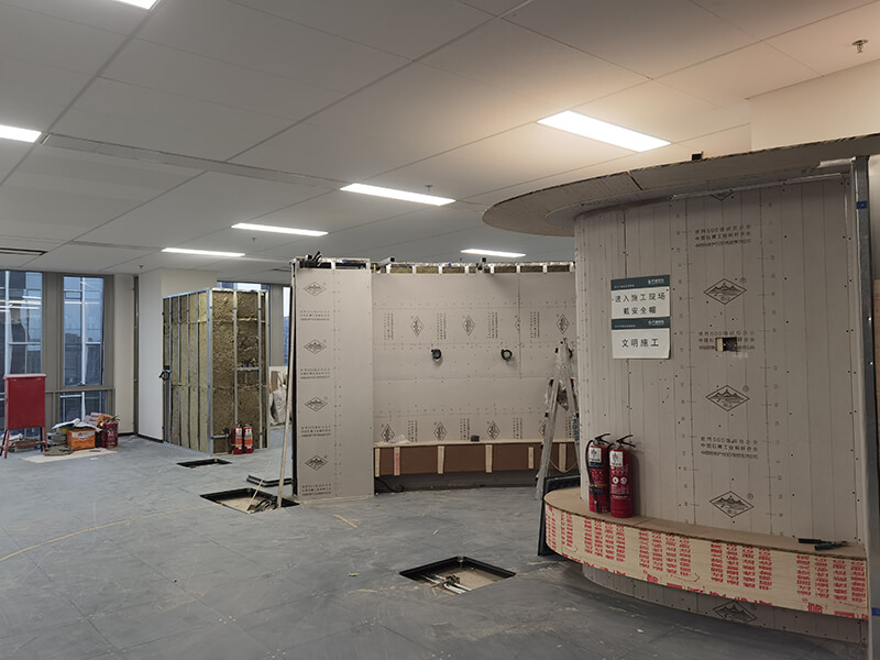 上海辦公室裝修輕鋼龍骨隔斷施工現(xiàn)場_齊建裝飾